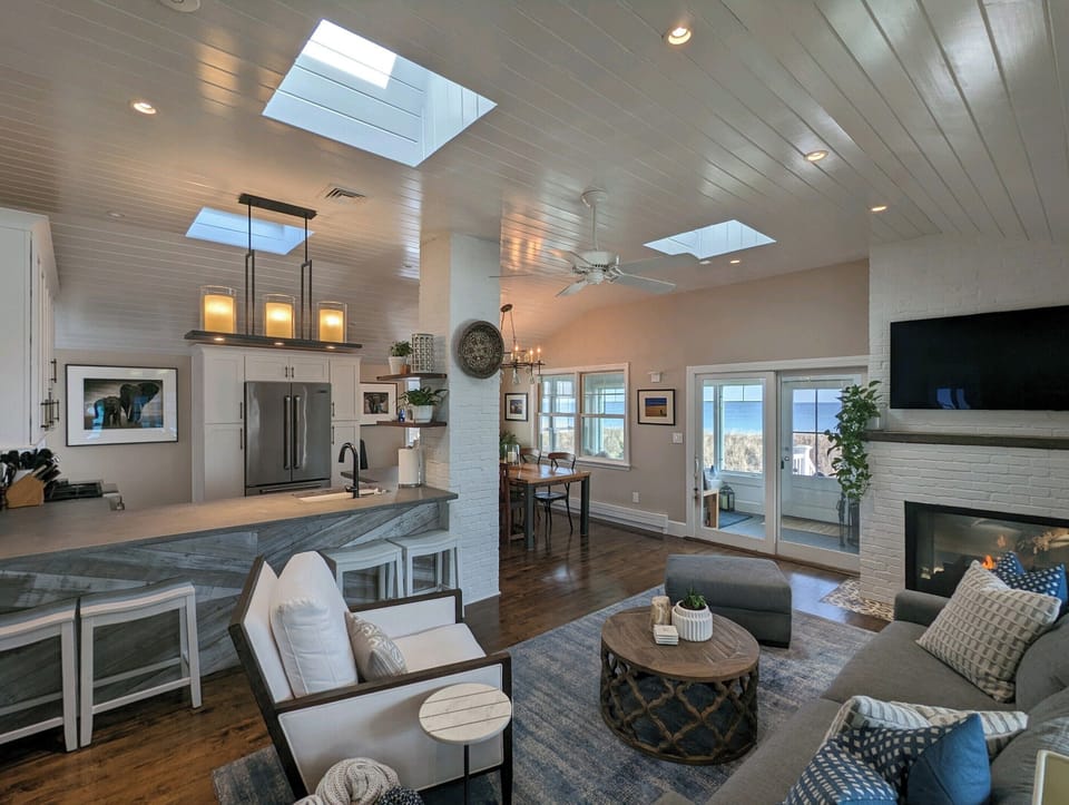 Open living/dining/kitchen with 180-degree views of the sea! New in 2020 (reno) 
