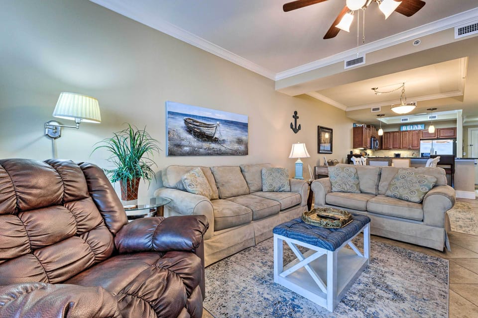 Living Room | Smart TV w/ Roku | Free WiFi | Central A/C & Heat