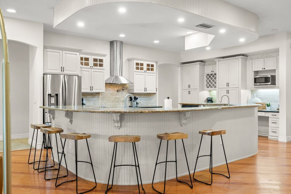 Seating for 6 at the large bar top island keeps meal prep fun