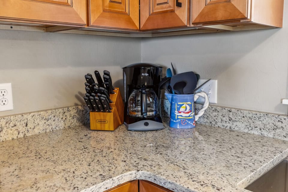 Drip coffee maker for 12 cups, 4 oz of coffee included