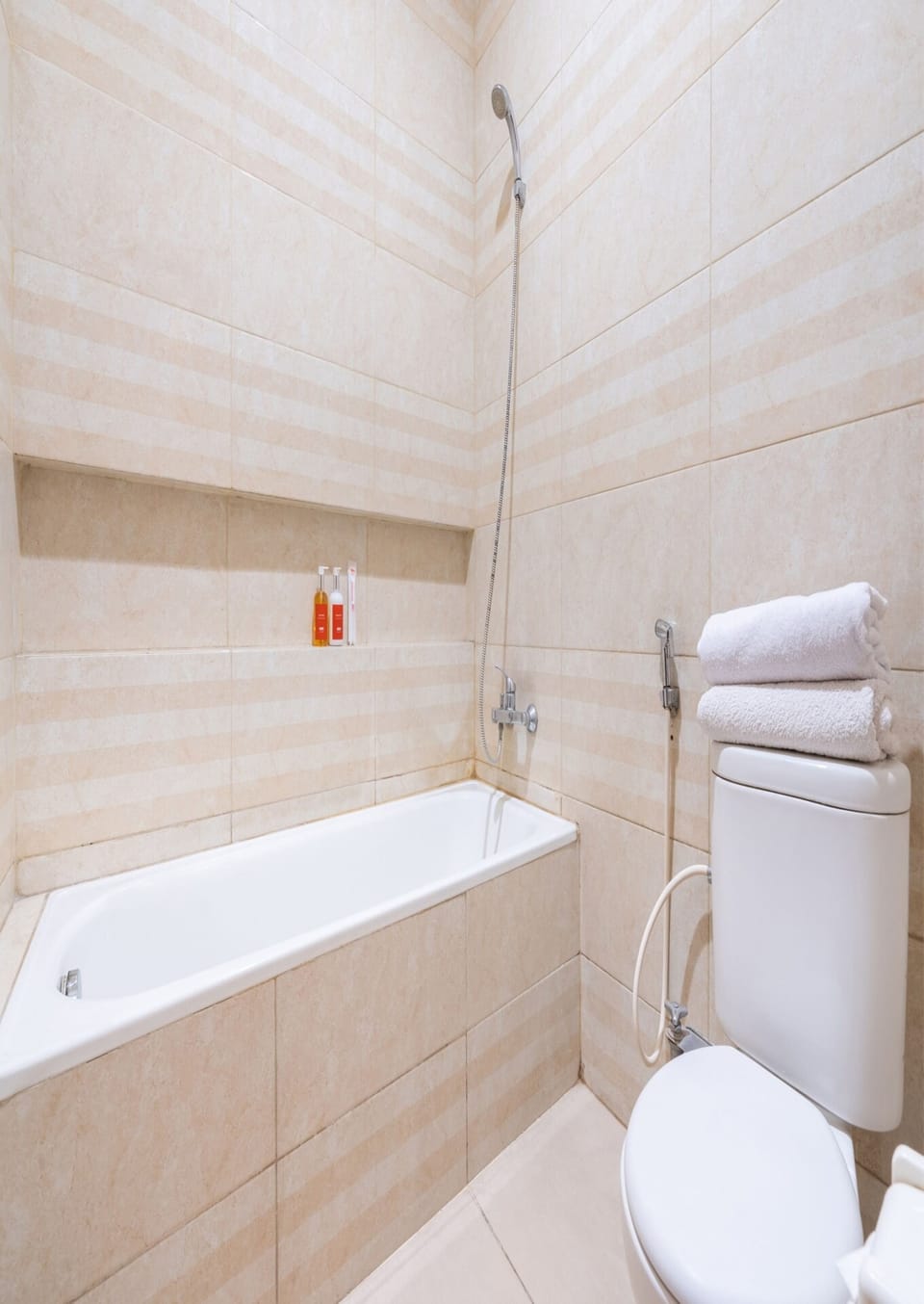 Standard Double Room | Bathroom | Shower, rainfall showerhead, towels, toilet paper