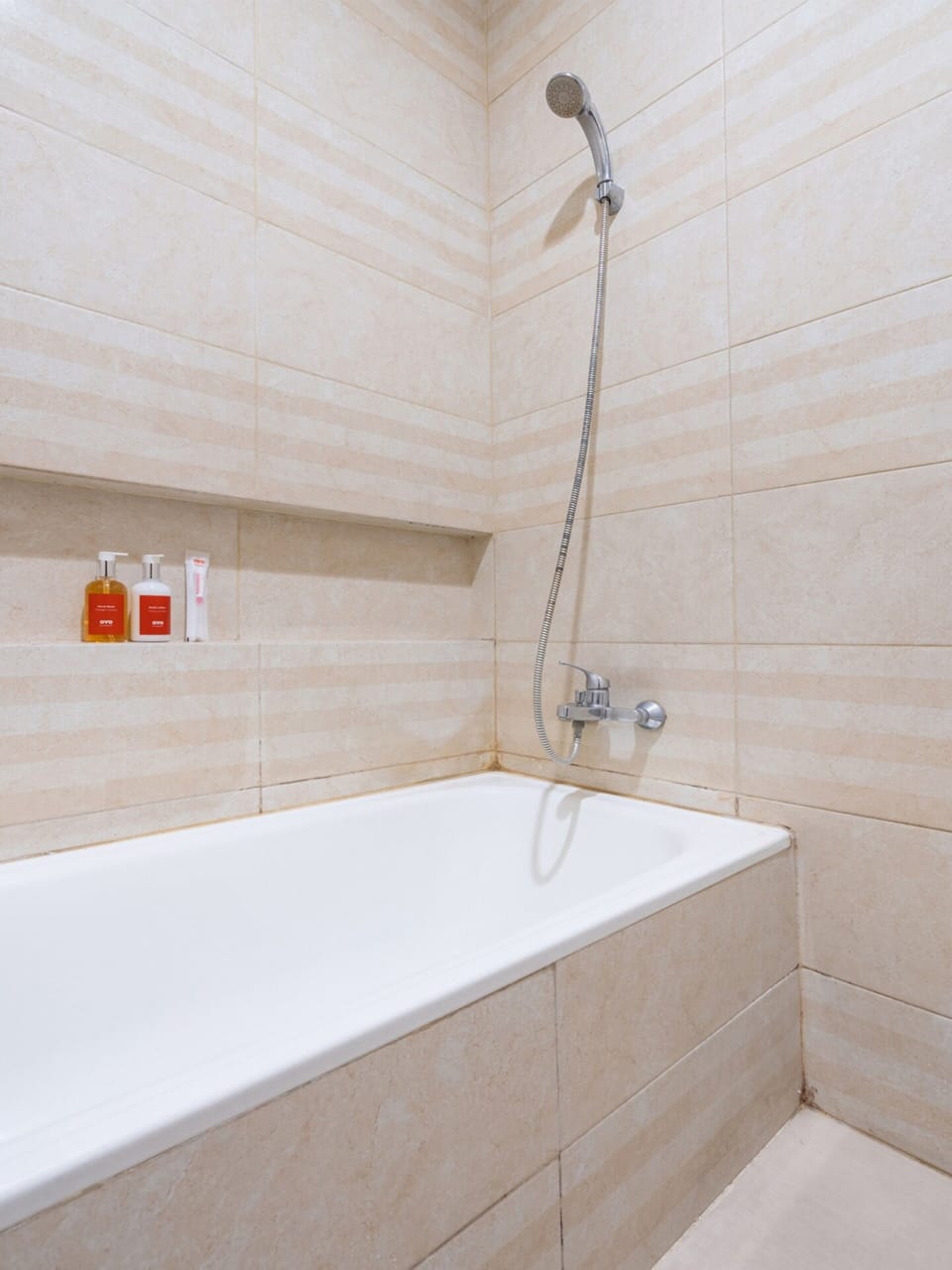 Standard Double Room | Bathroom | Shower, rainfall showerhead, towels, toilet paper