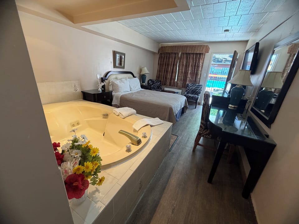 Standard Room, 1 Queen Bed, Jetted Tub | Desk, free WiFi, bed sheets