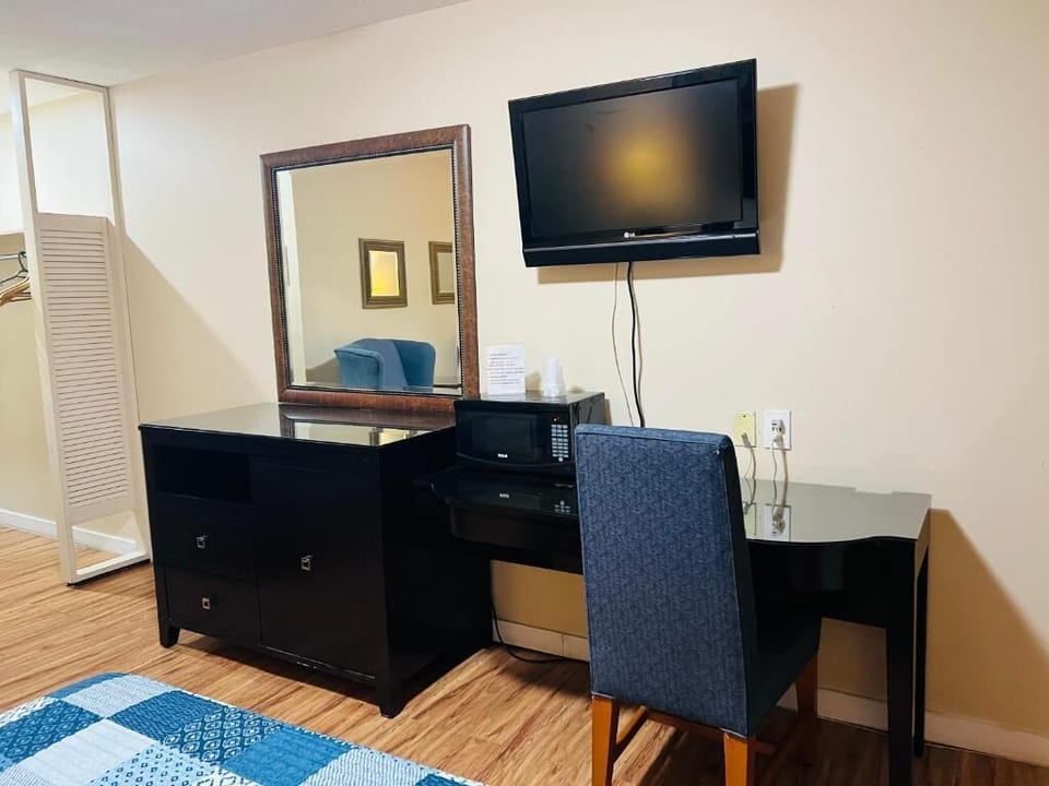 Basic Suite, 1 Queen Bed, Private Bathroom | Desk, free WiFi, bed sheets