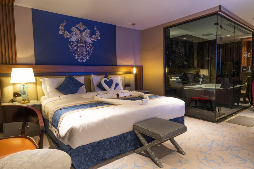 Royal Room | In-room safe, iron/ironing board, WiFi (free), bed sheets
