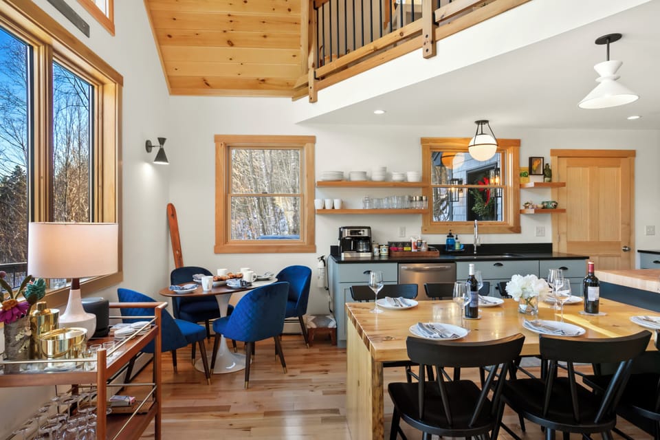 Ample seating with a breakfast nook