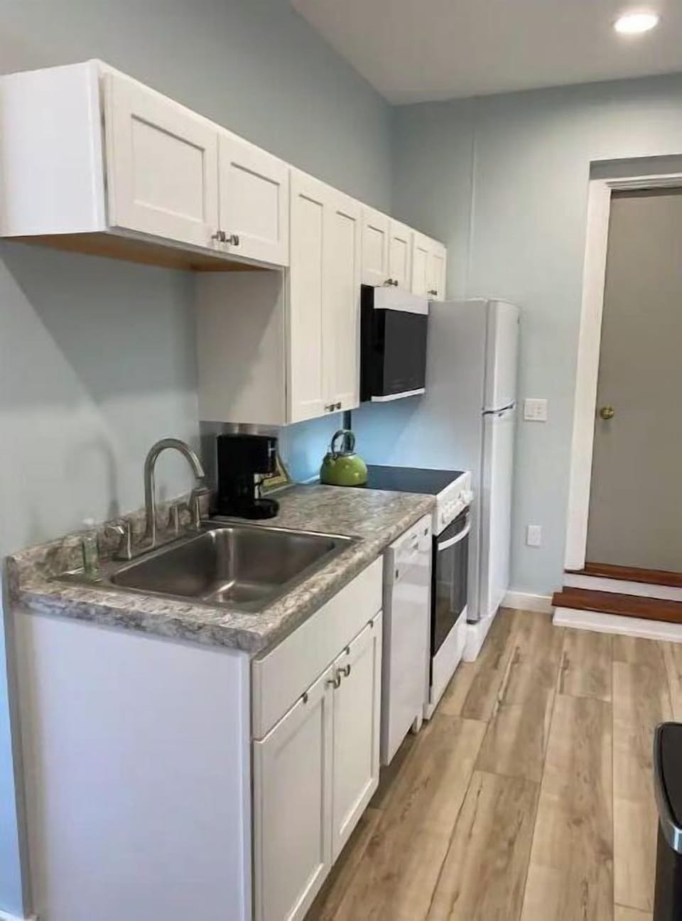 Kitchen: range, microwave, fridge/freezer/ice maker, coffee maker, dishwasher