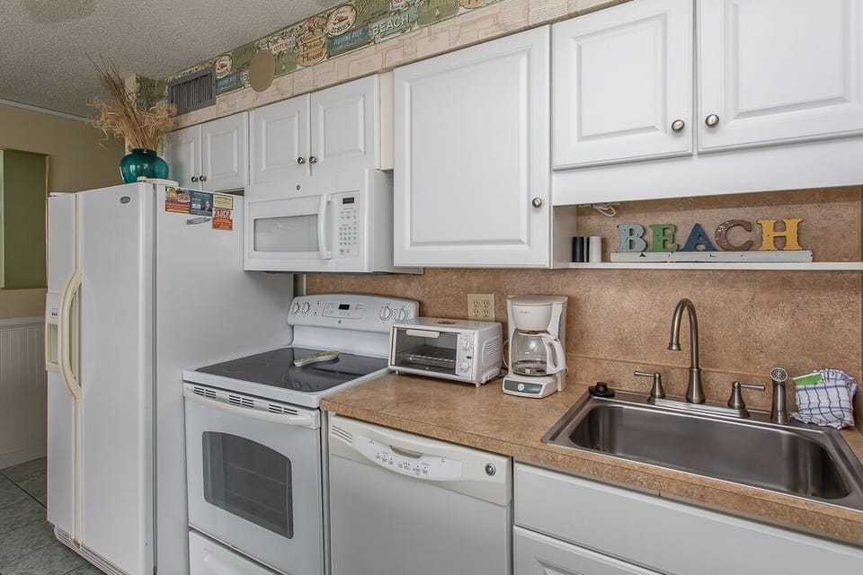 Condo, 2 Bedrooms | Private kitchen | Coffee/tea maker, fridge, oven, toaster