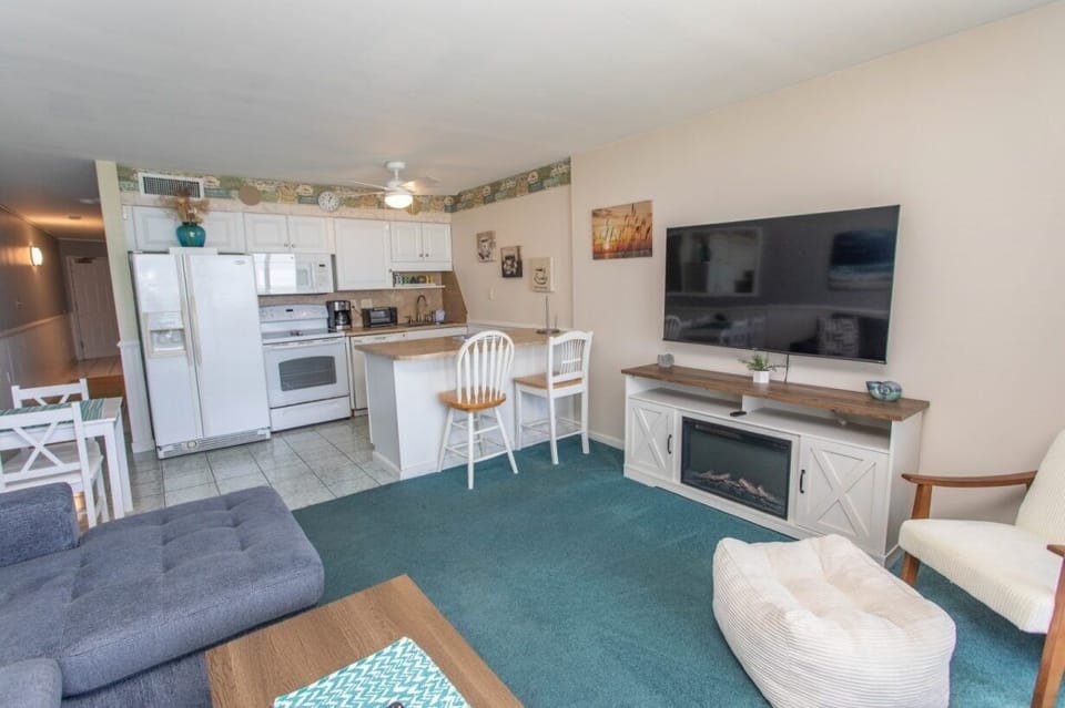 Condo, 2 Bedrooms | Living area | Smart TV