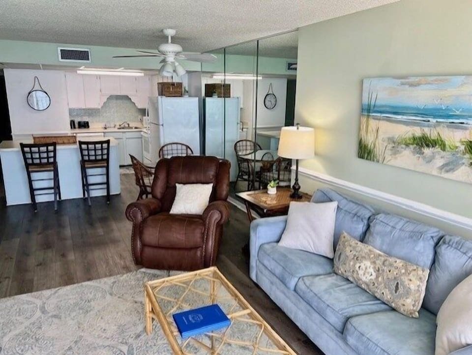 Condo, 2 Bedrooms | Living area