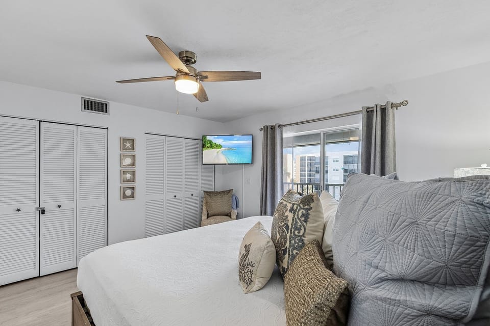 Royal Pelican - New Listing - 4511 Bay Beach Ln 2 Bedroom Condo by RedAwning Apartment in Estero Island