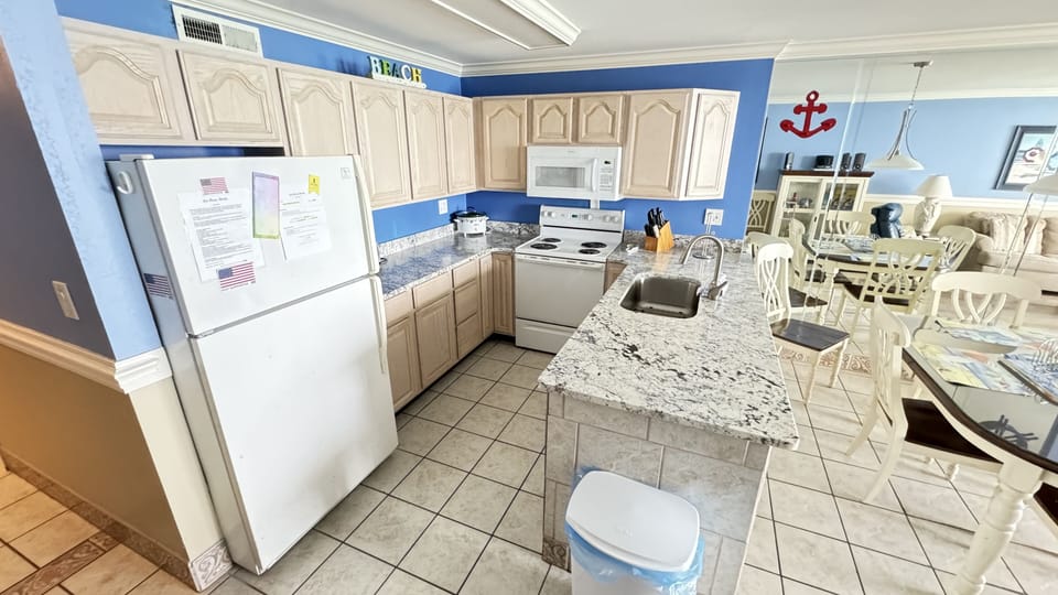 Condo, 3 Bedrooms | Private kitchen | Coffee/tea maker, fridge, oven, toaster