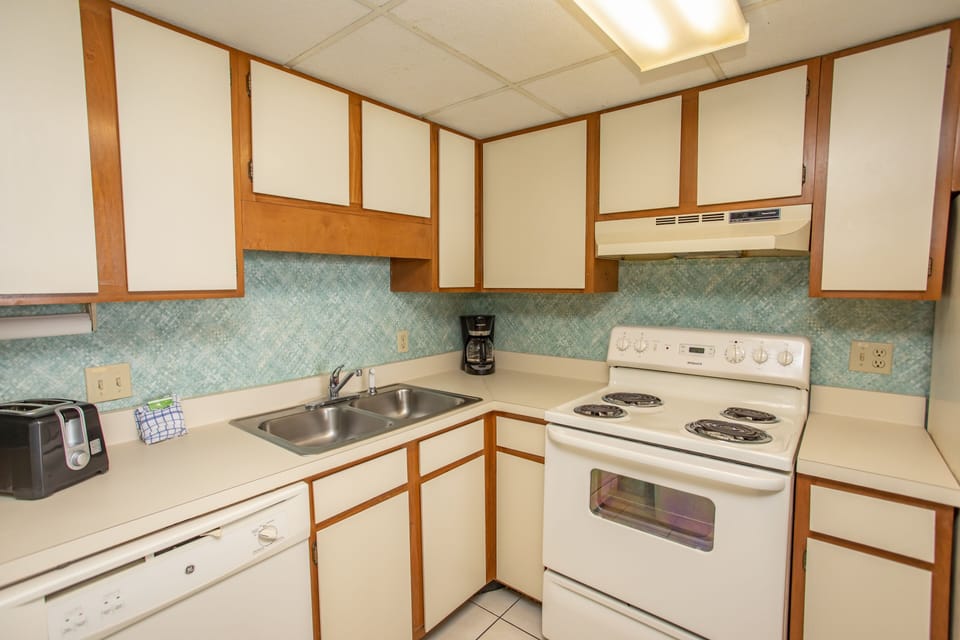 Condo, 1 Bedroom | Private kitchen | Coffee/tea maker, fridge, oven, toaster