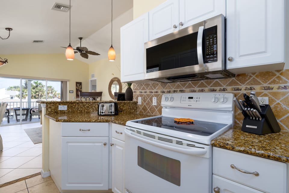 House, 3 Bedrooms | Private kitchen | Coffee/tea maker, fridge, oven, toaster