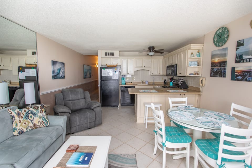 Condo, 2 Bedrooms | Dining