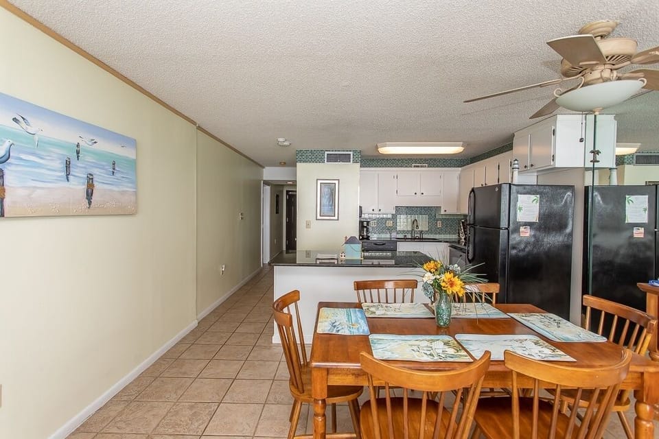 Condo, 2 Bedrooms | Dining