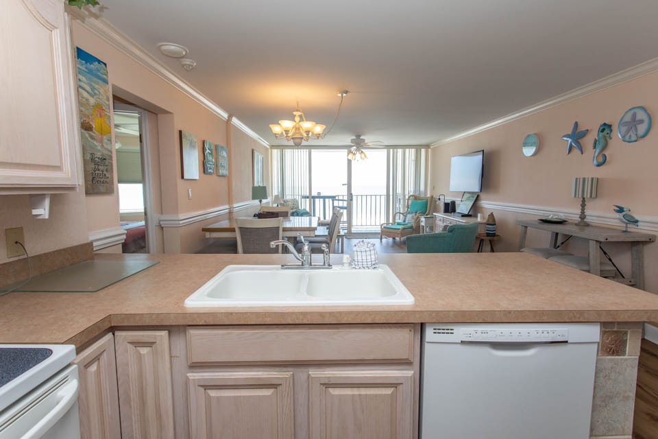 Condo, 3 Bedrooms | Private kitchen | Coffee/tea maker, fridge, oven, toaster