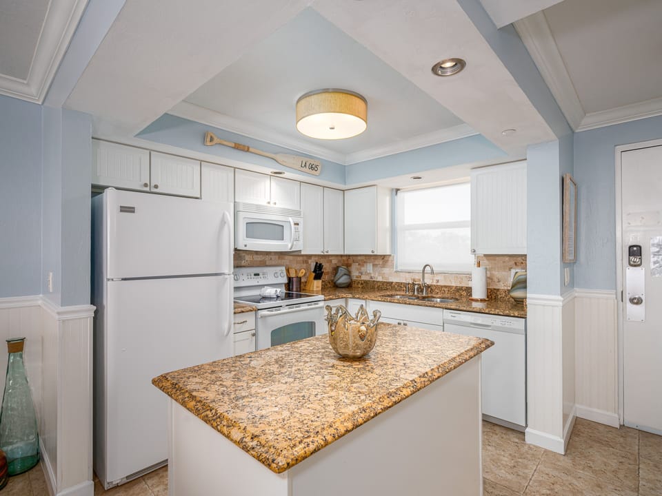 Condo, 2 Bedrooms | Private kitchen | Fridge, oven, coffee/tea maker, toaster