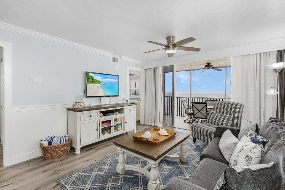 Condo, 2 Bedrooms | Living area