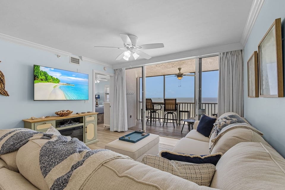 Condo, 2 Bedrooms | Living area