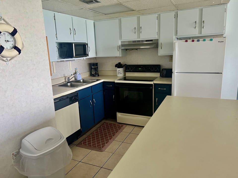 Condo, 3 Bedrooms | Private kitchen | Coffee/tea maker, fridge, oven, toaster
