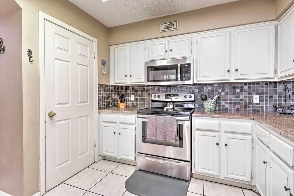 Kitchen | Dishwasher | Pots & Pans | Spices | Ice Maker