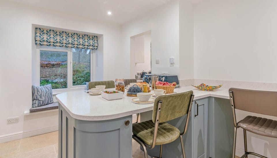 Kitchen, Banbury Hill Farmhouse, Bolthole Retreats