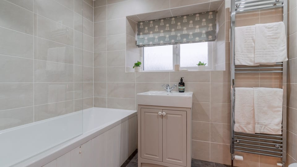 Bathroom, Banbury Hill Farmhouse, Bolthole Retreats