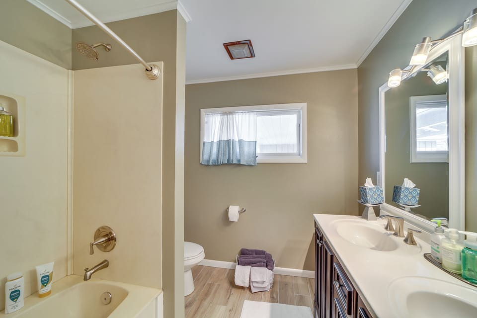 Full Bathroom | Complimentary Toiletries