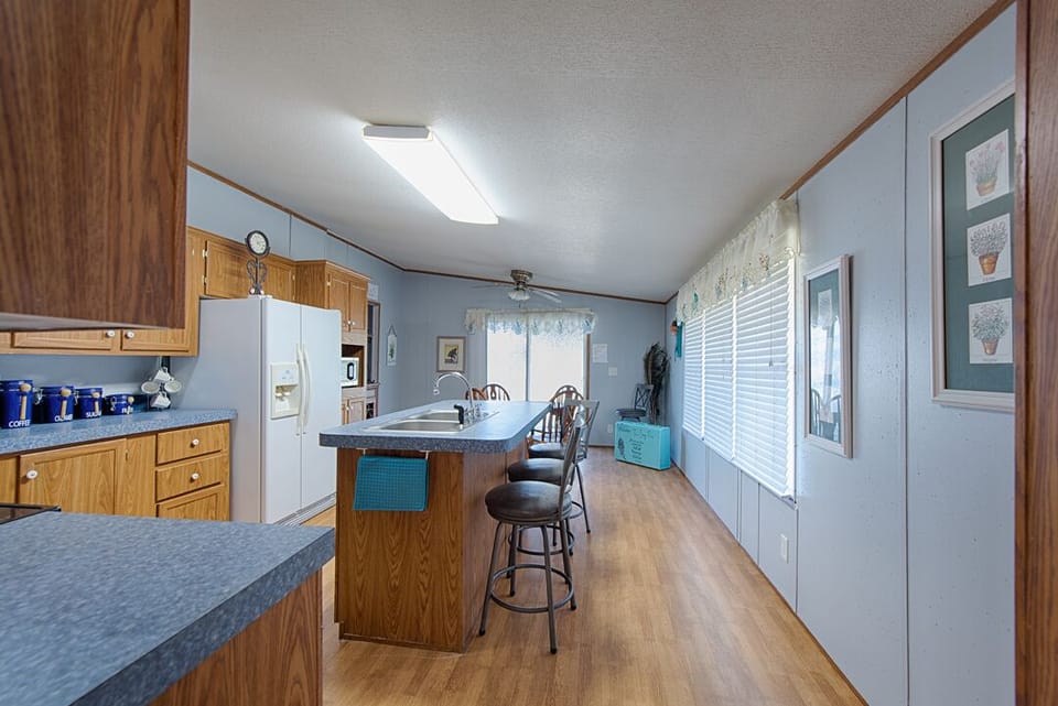 SPACIOUS KITCHEN