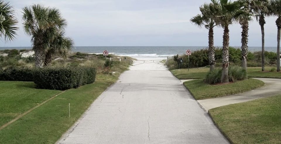 Neighborhood entrance to the beach.