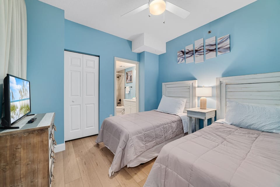 A versatile bedroom featuring two twin beds, ideal for families or friends traveling together, with a comfortable and welcoming atmosphere.