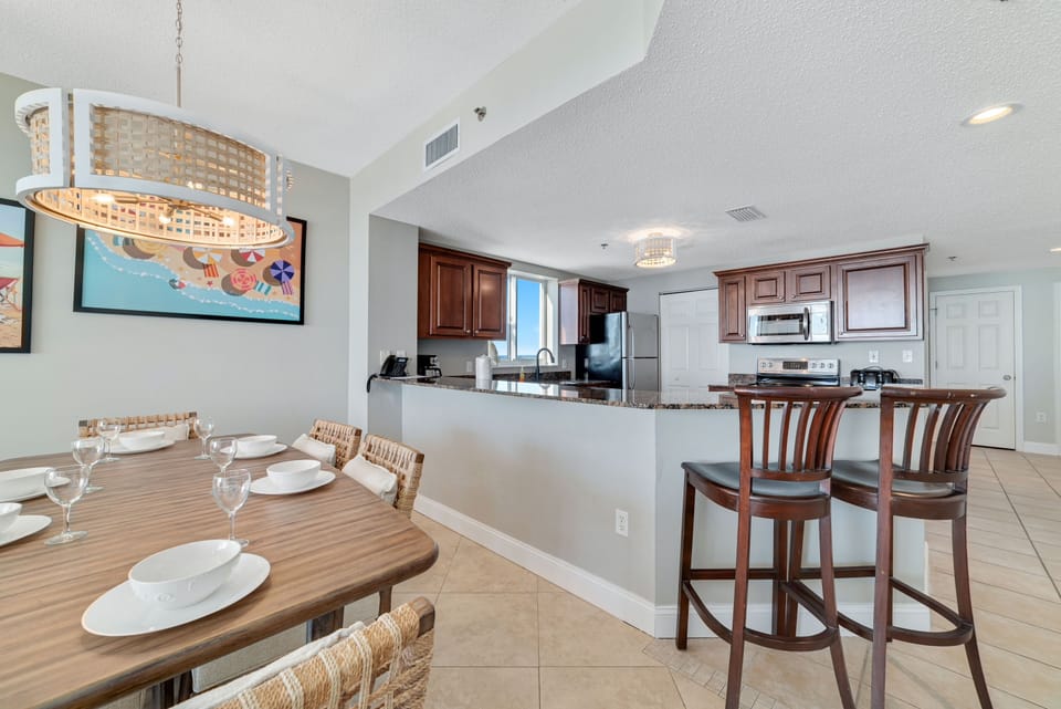 This spacious kitchen bar with seating for 2 is the perfect spot for casual meals, morning coffee, or gathering with friends. It's the ideal space to socialize while keeping the chef company.