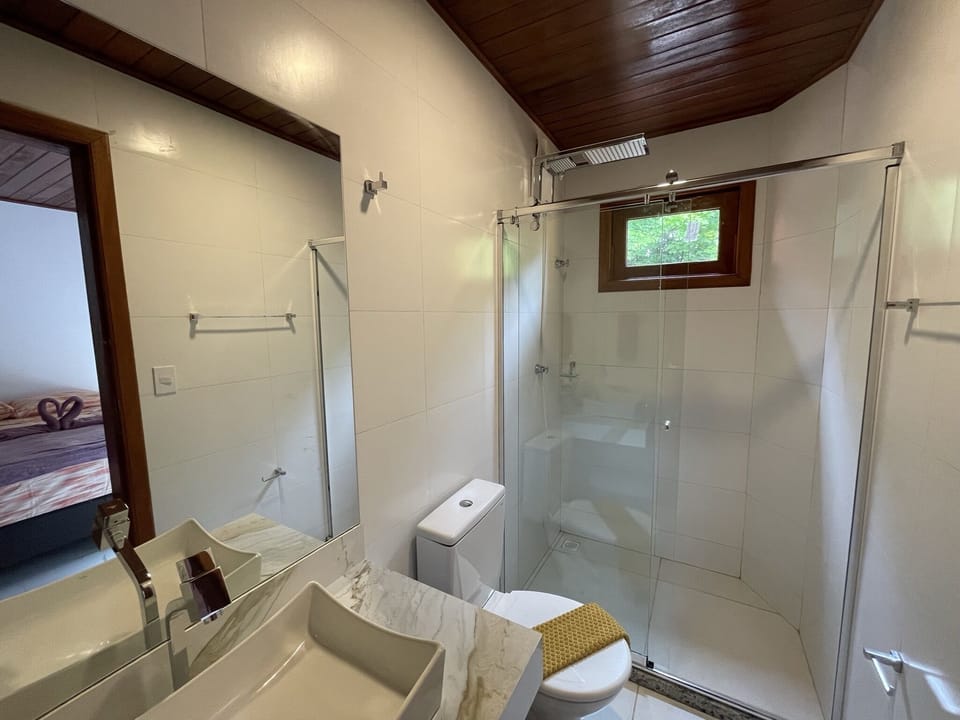 Deluxe Room | Bathroom | Hair dryer, towels, soap, shampoo