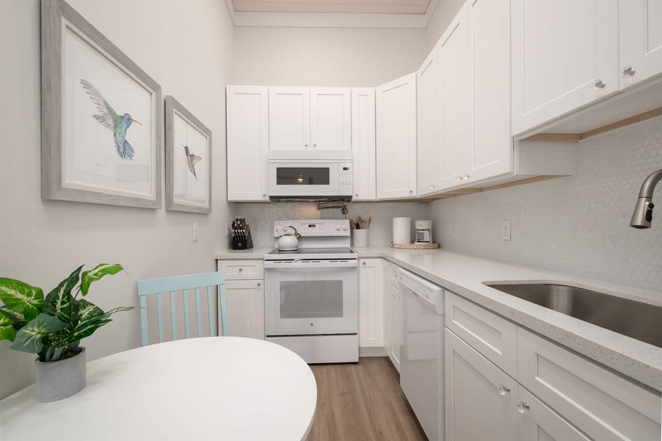 Beautiful and fully equipped kitchen 