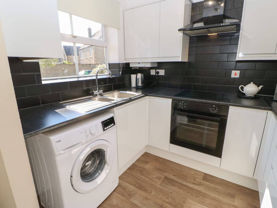 Cottage | Private kitchen | Fridge, electric kettle, toaster, cookware/dishes/utensils