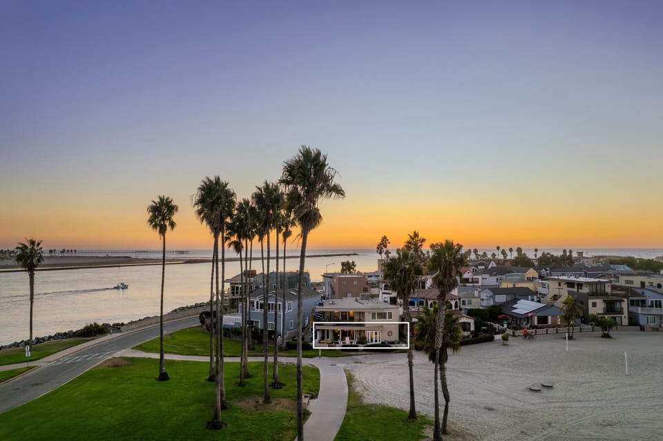 This property is ideally situated at the end of the Bay, just a short walk from Mission Point Park and the Channel entrance.