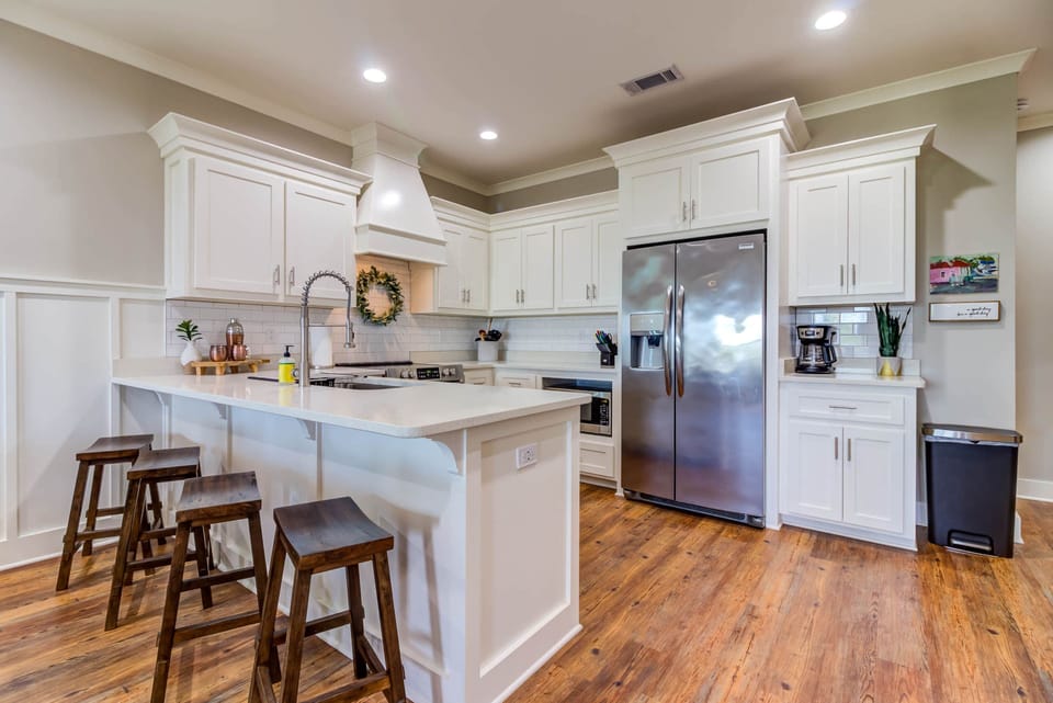 Kitchen seating-great for visiting with the cook in the fully stocked kitchen