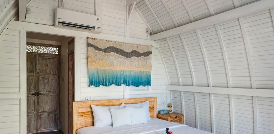 Deluxe Room Beachfront with Balcony | Free WiFi