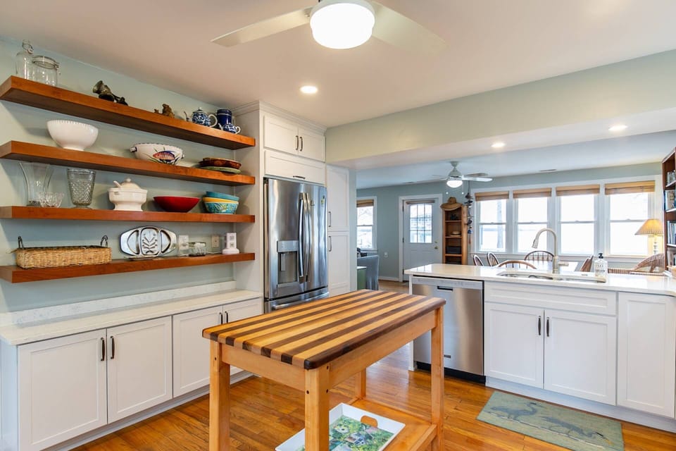 The kitchen countertops and chopping block give the chef plenty of space to make a gourmet meal.