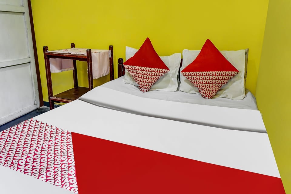 Standard Double Room | Desk, bed sheets