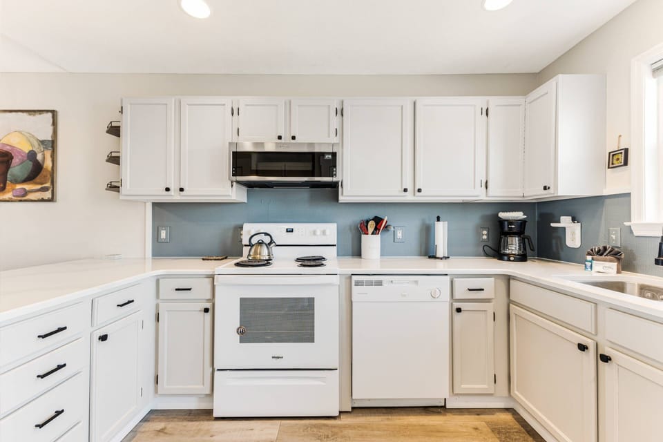 The open kitchen makes meal preparation, serving & cleanup as easy as an ocean breeze.