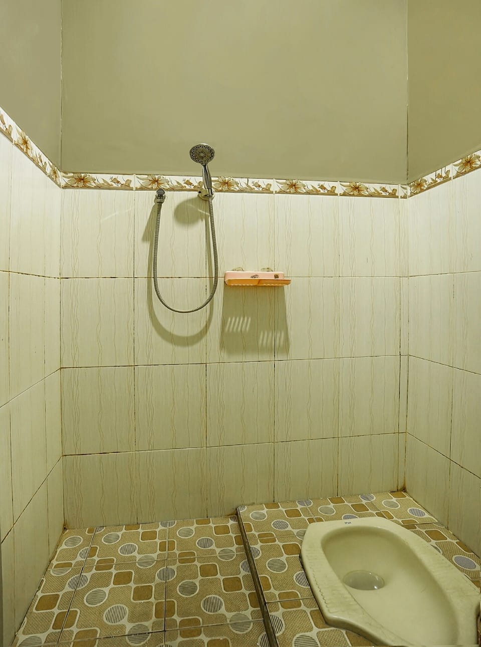 Economy Double Room | Bathroom | Shower, towels, toilet paper