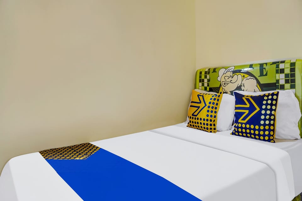 Economy Double Room | In-room safe, desk, laptop workspace, bed sheets