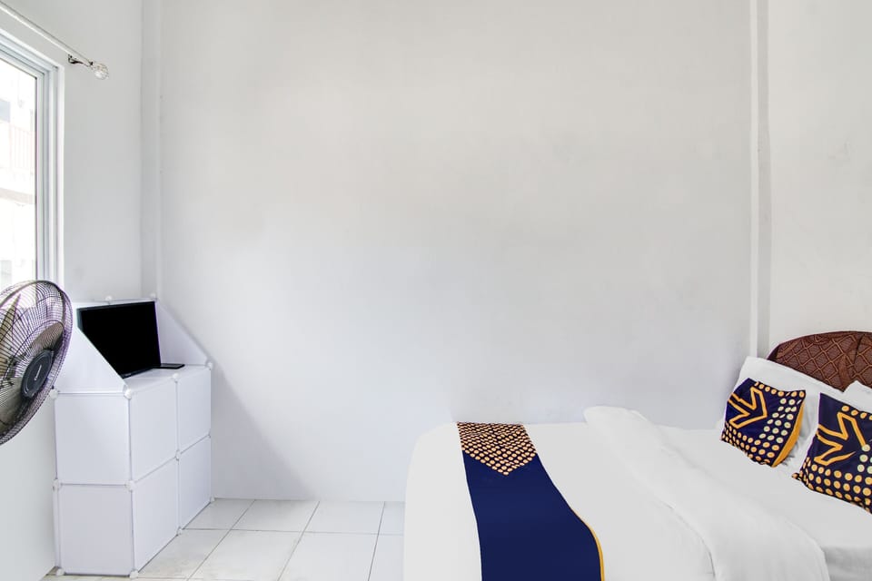 Economy Double Room | Desk, laptop workspace, bed sheets