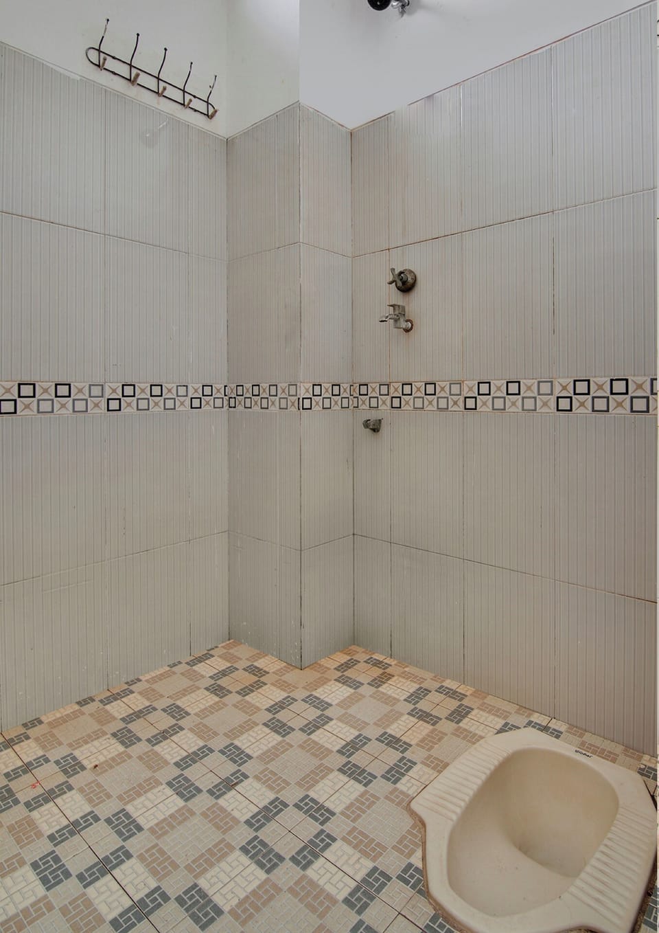 Economy Double Room | Bathroom | Shower, towels