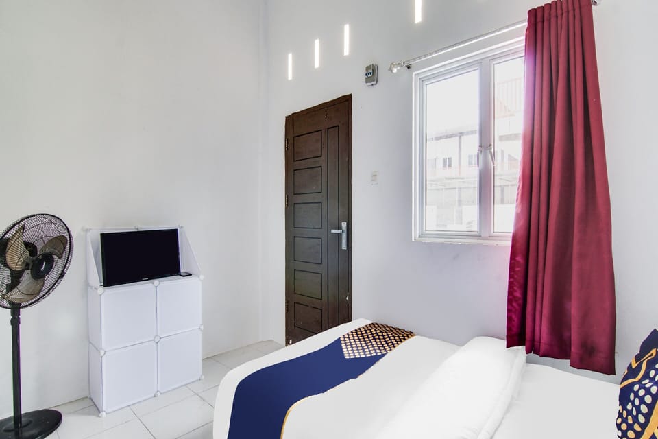 Economy Double Room | Desk, laptop workspace, bed sheets