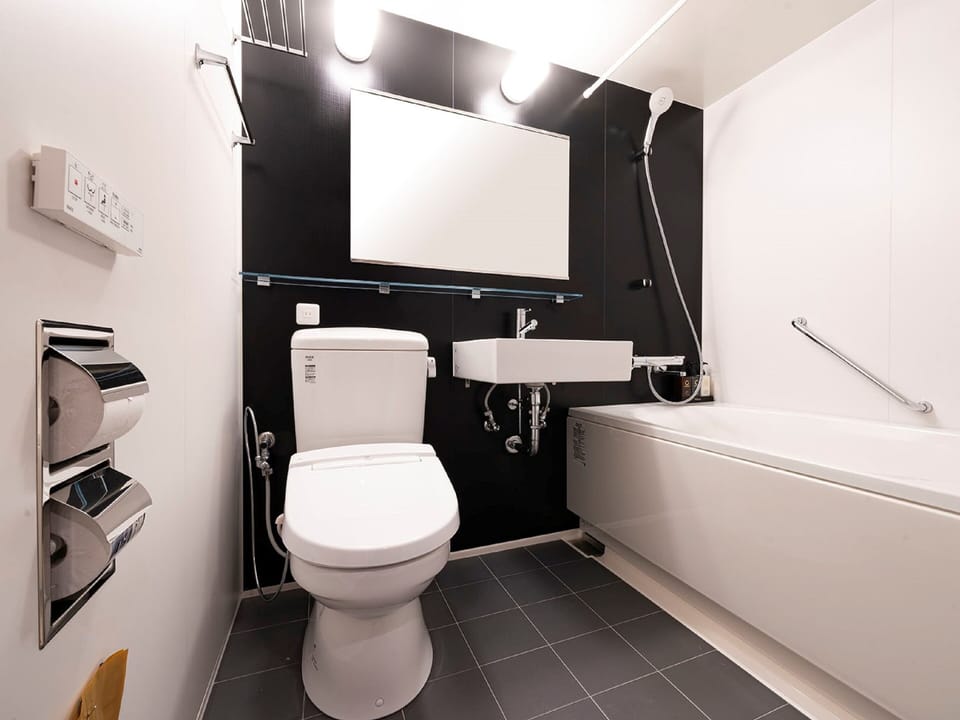 Combined shower/tub, free toiletries, slippers, electronic bidet