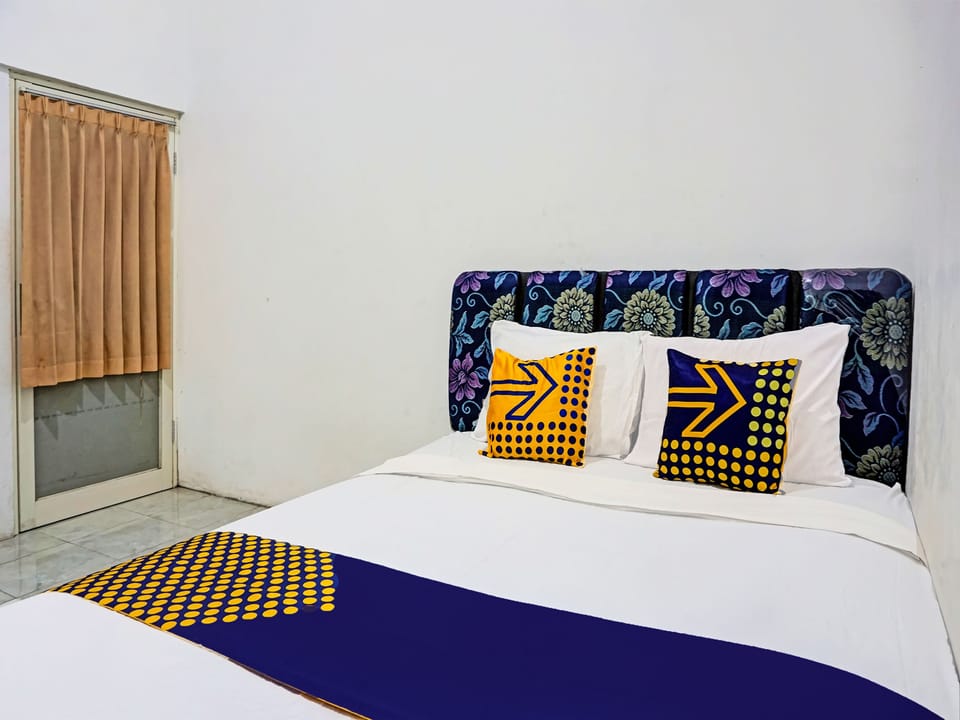 Economy Double Room | Desk, free WiFi, bed sheets