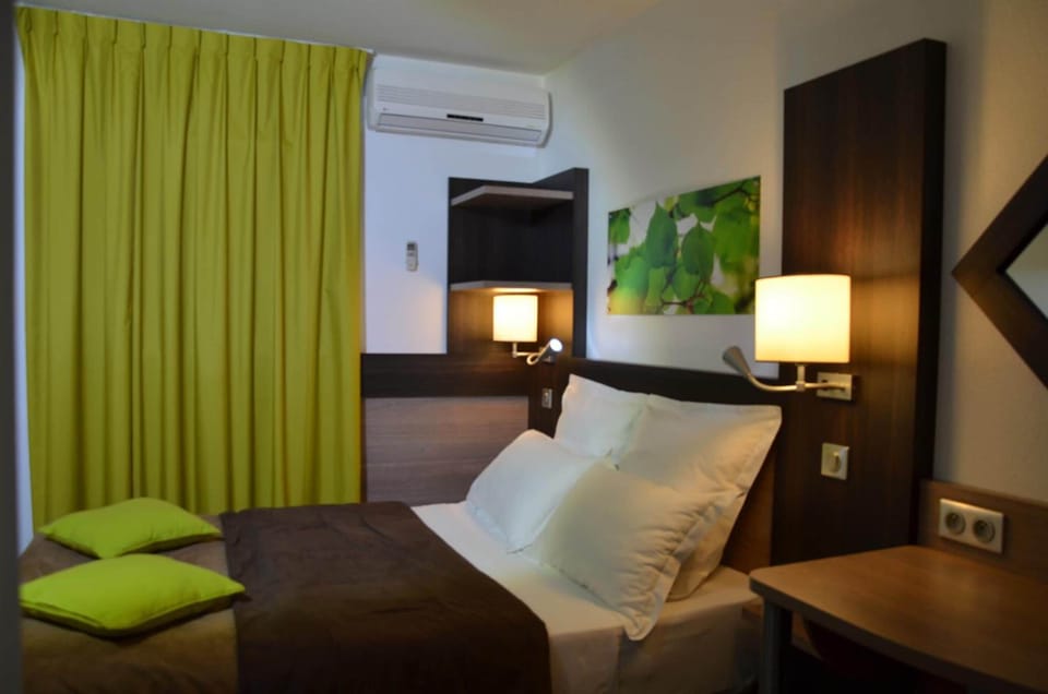 Premium bedding, desk, soundproofing, free WiFi